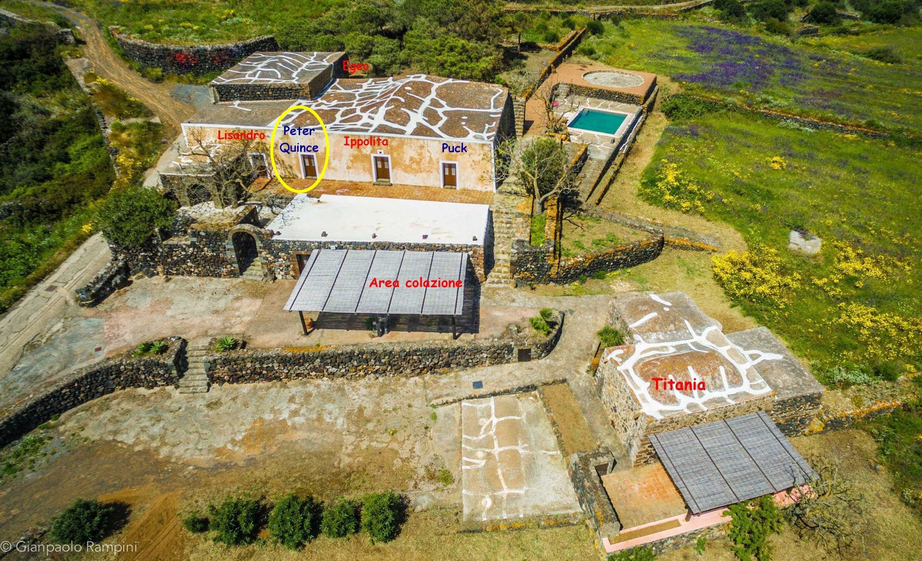 struttura di dammusi con piscina