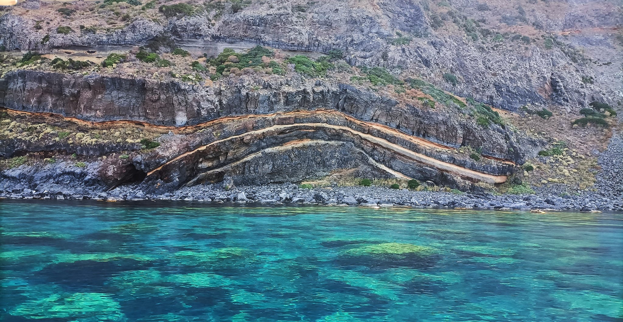 il mare di Pantelleria nel giro in barca che potete fare se venite in vacanza nei nostri dammusi