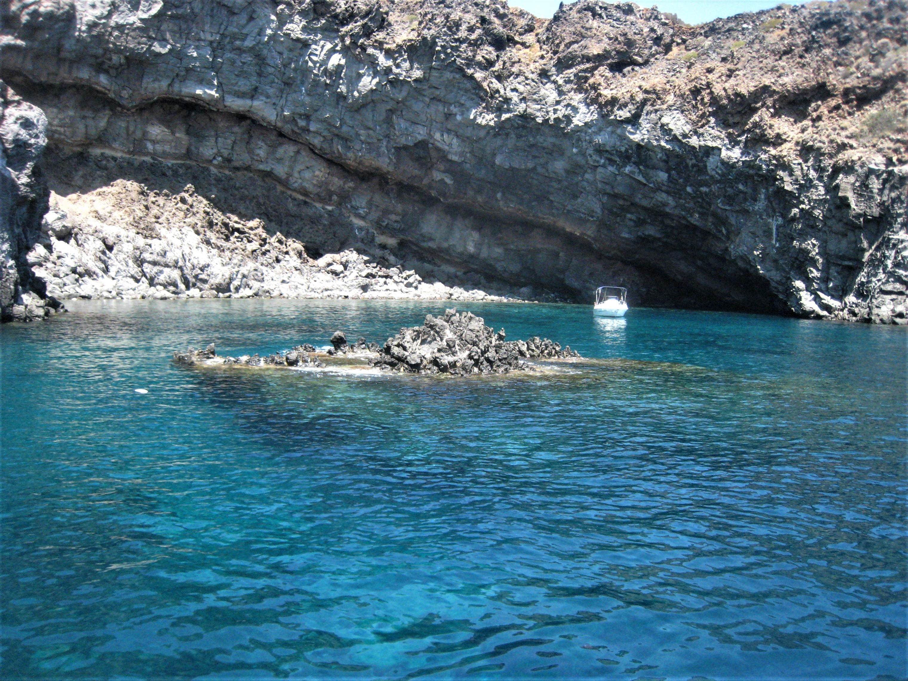 il mare di Pantelleria nel giro in barca che potete fare se venite in vacanza nei nostri dammusi