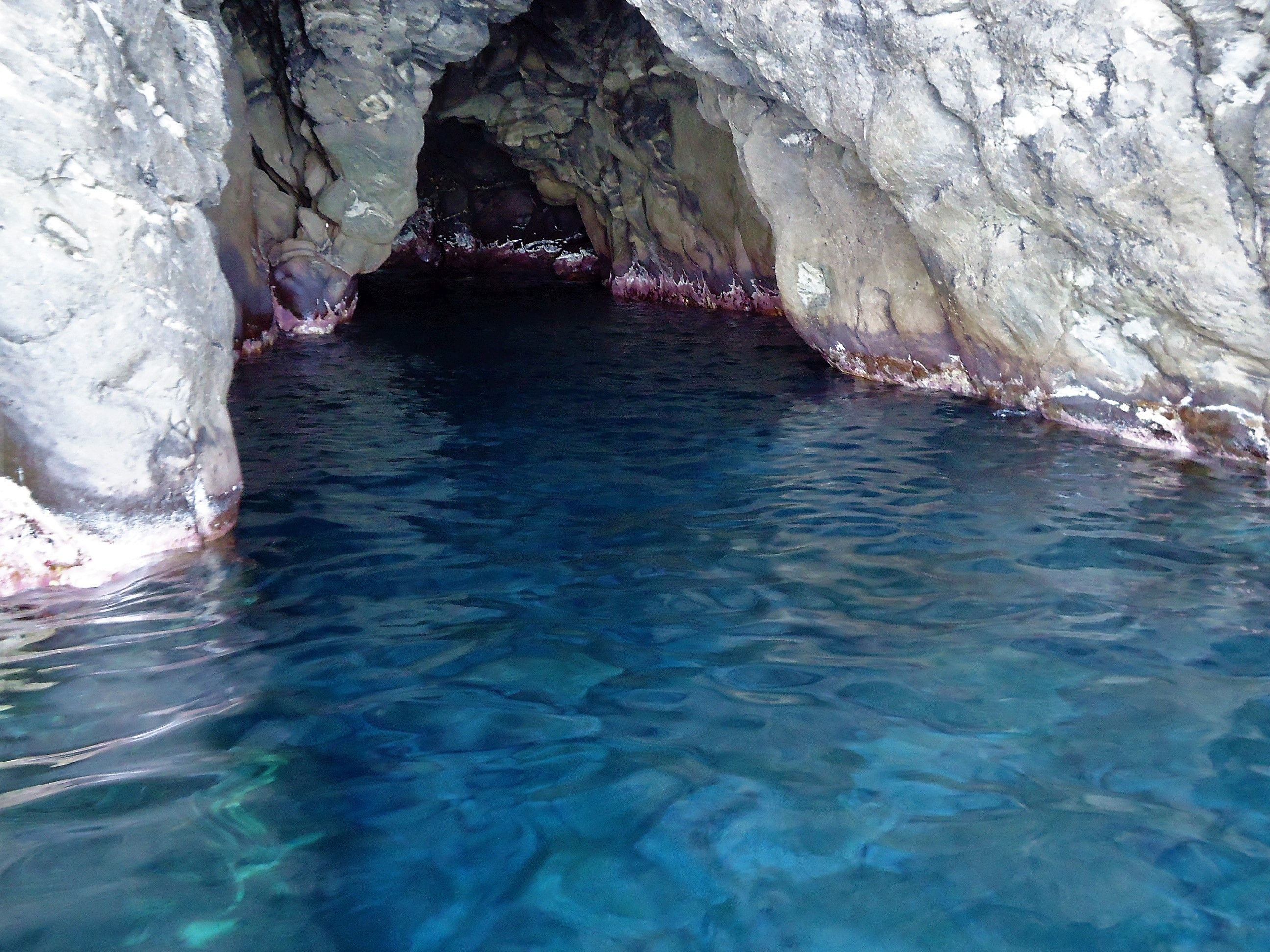 il mare di Pantelleria nel giro in barca che potete fare se venite in vacanza nei nostri dammusi