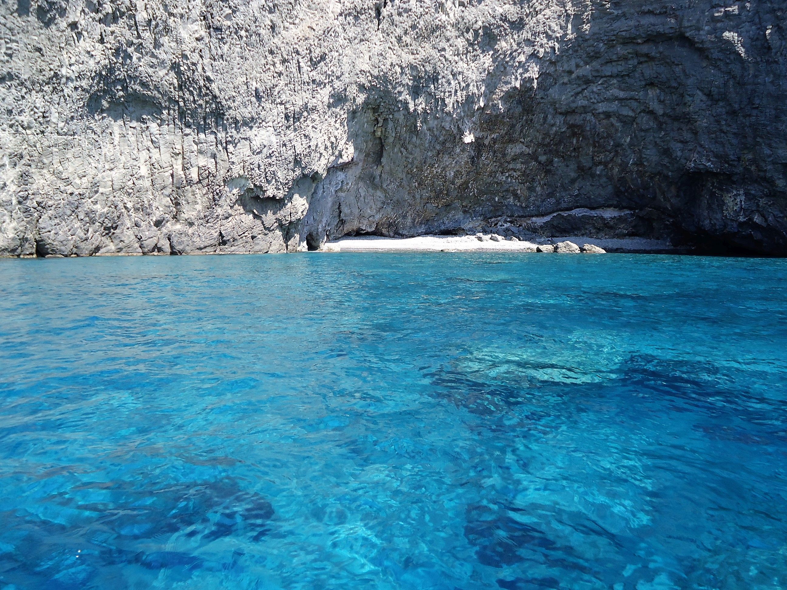 il mare di Pantelleria nel giro in barca che potete fare se venite in vacanza nei nostri dammusi