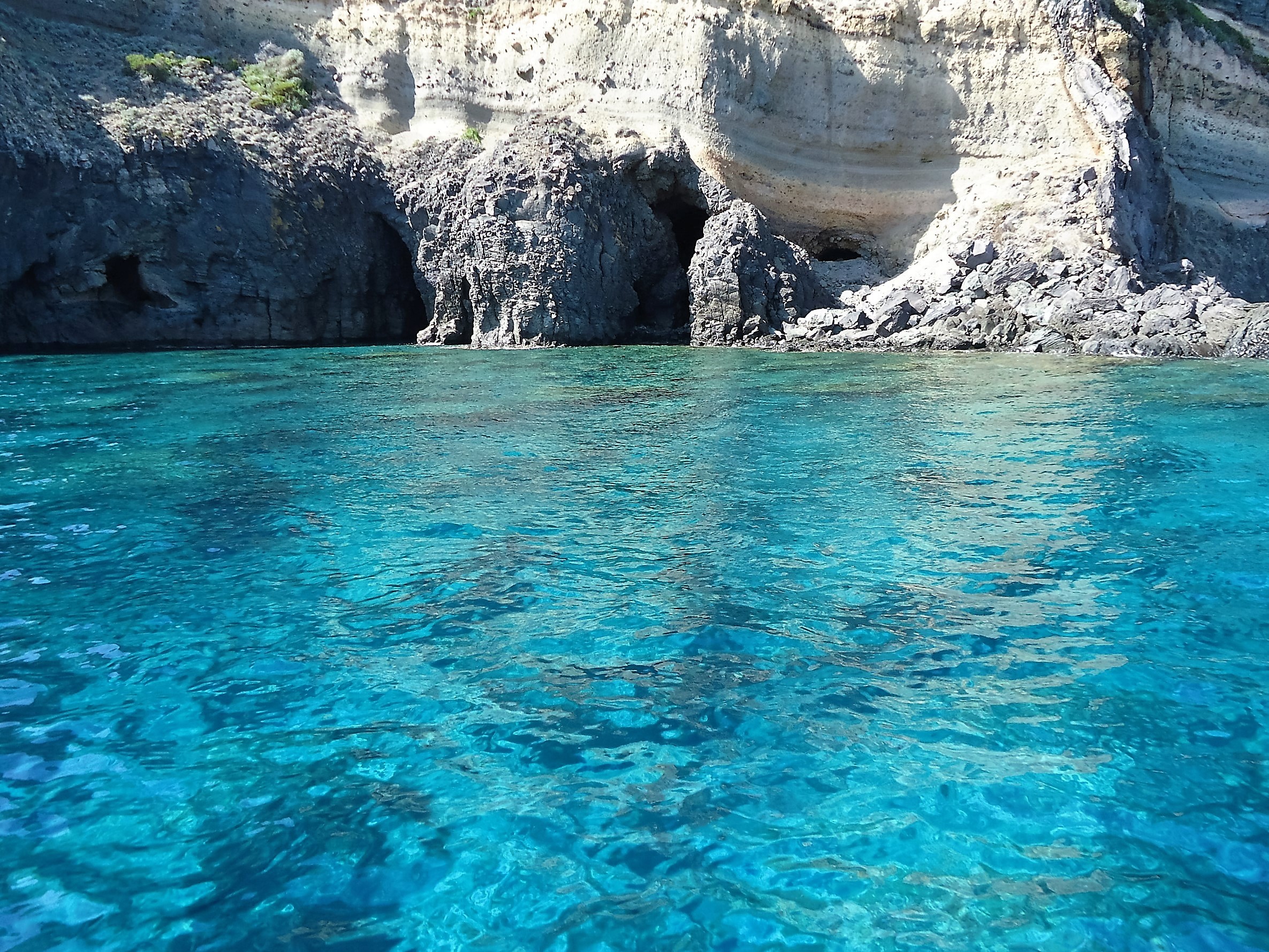 il mare di Pantelleria nel giro in barca che potete fare se venite in vacanza nei nostri dammusi