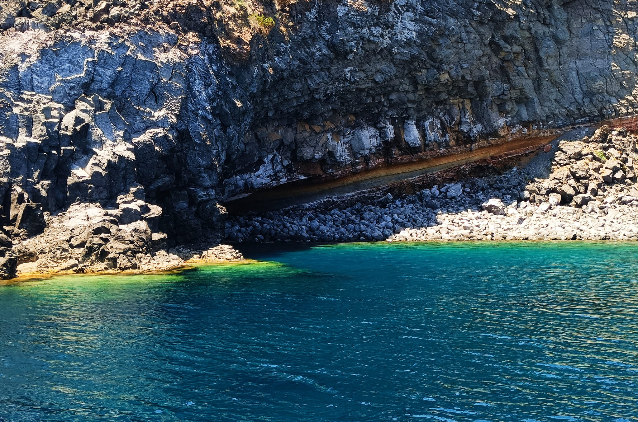 il mare di Pantelleria nel giro in barca che potete fare se venite in vacanza nei nostri dammusi