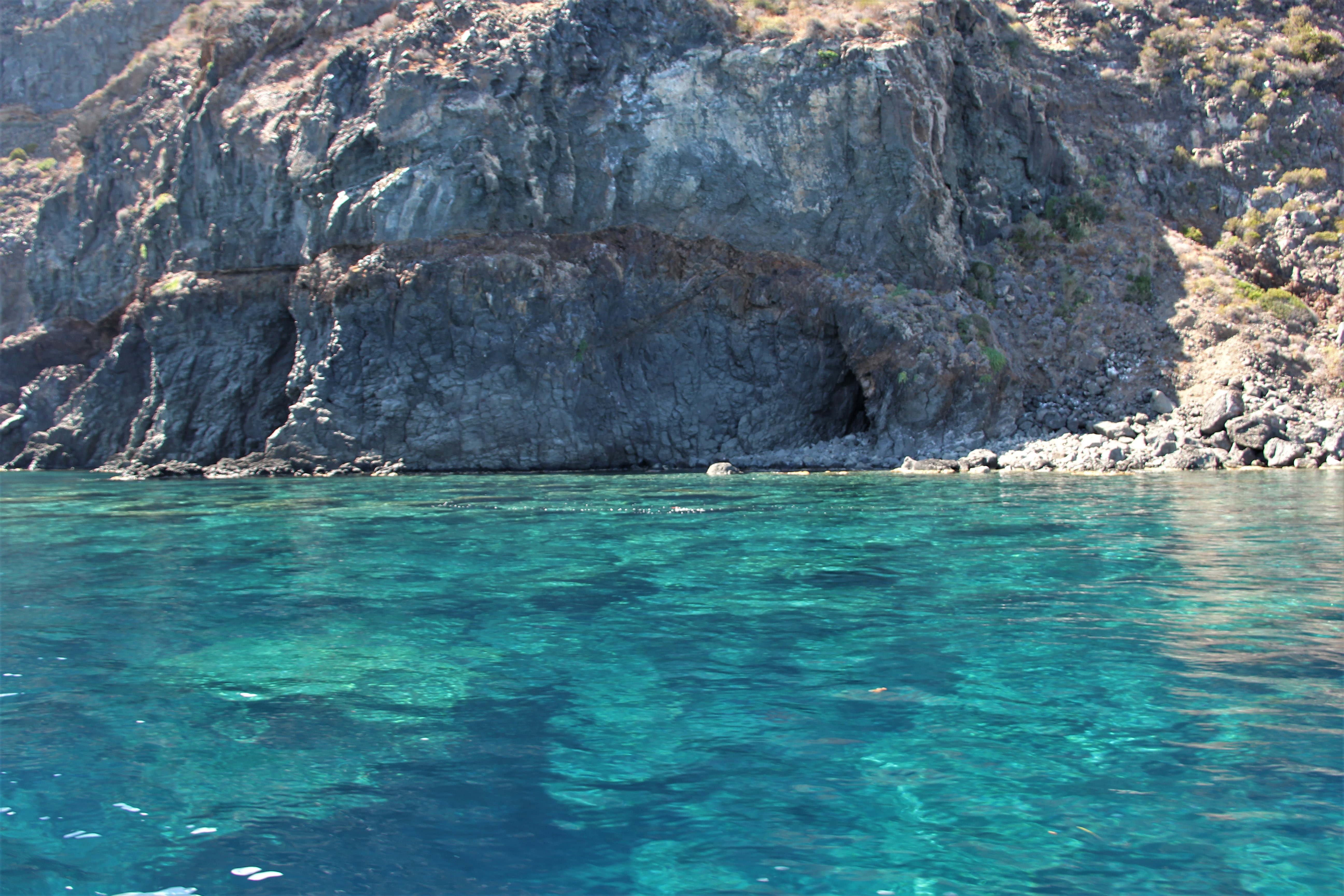 il mare di Pantelleria nel giro in barca che potete fare se venite in vacanza nei nostri dammusi