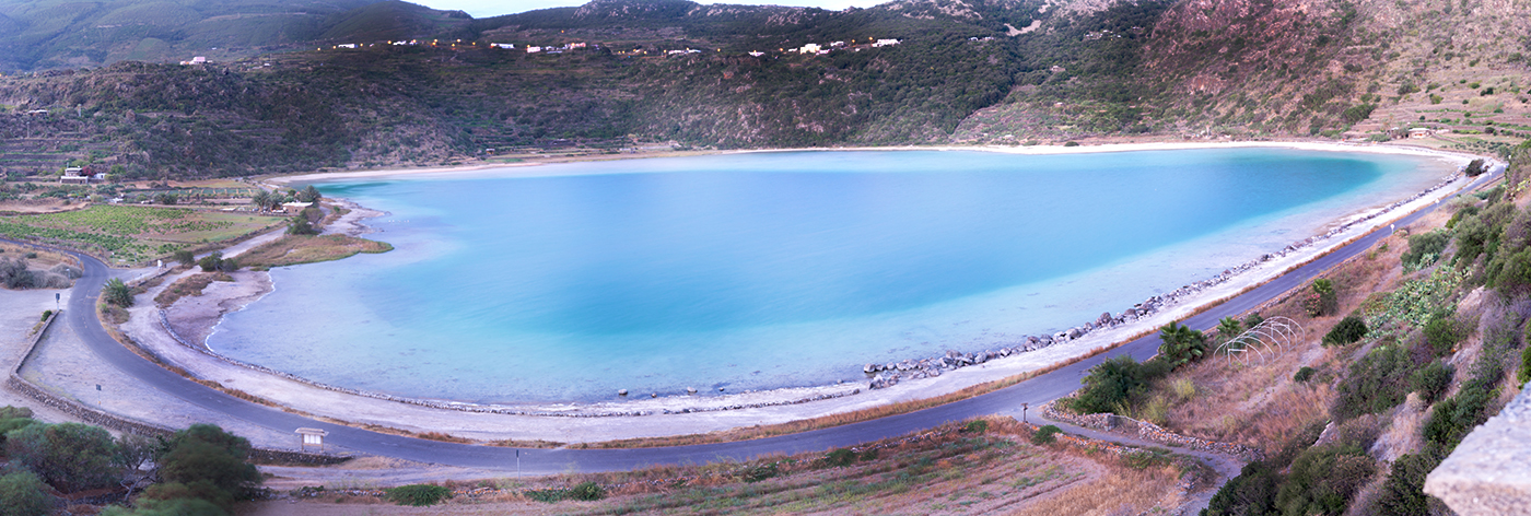 il lago di Venere a Pantelleria visto e fotografato da chi  stato in vacanza nei nostri dammusi