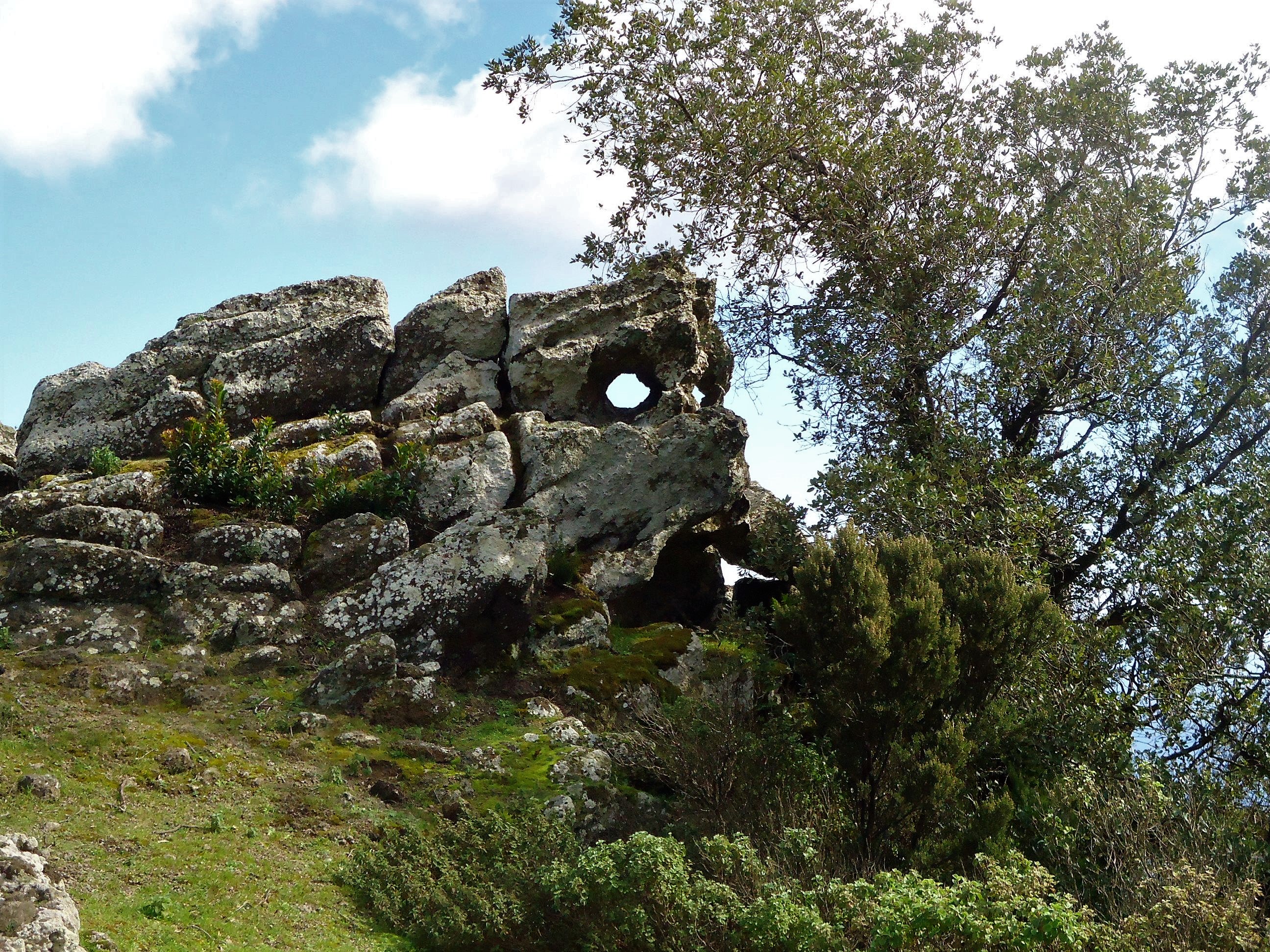 una roccia di forma strana nei sentieri di Pantelleria